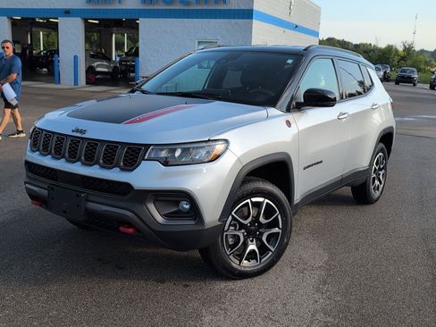 Used 2024 Jeep Compass Trailhawk AWD/4WD image 12