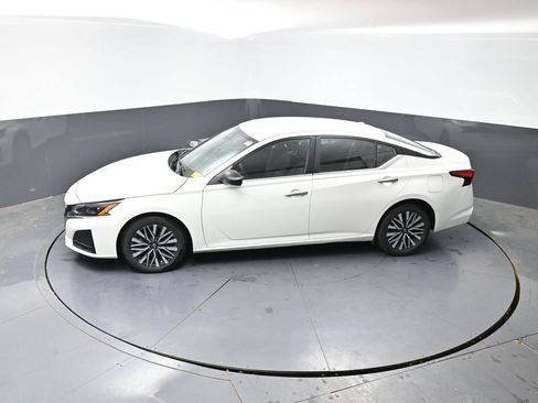 Used 2025 Nissan Altima 2.5 SV FWD image 18