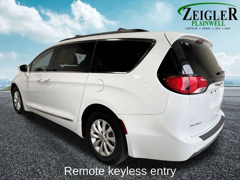 Used 2017 Chrysler Pacifica Touring-L FWD image 3