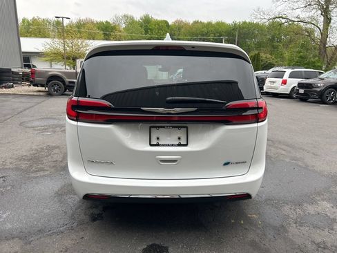 Used 2022 Chrysler Pacifica Touring-L FWD image 4