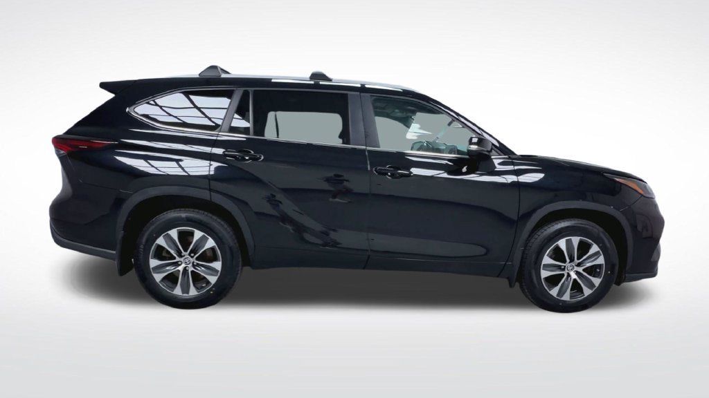 Certified 2024 Toyota Highlander XLE AWD/4WD image 23