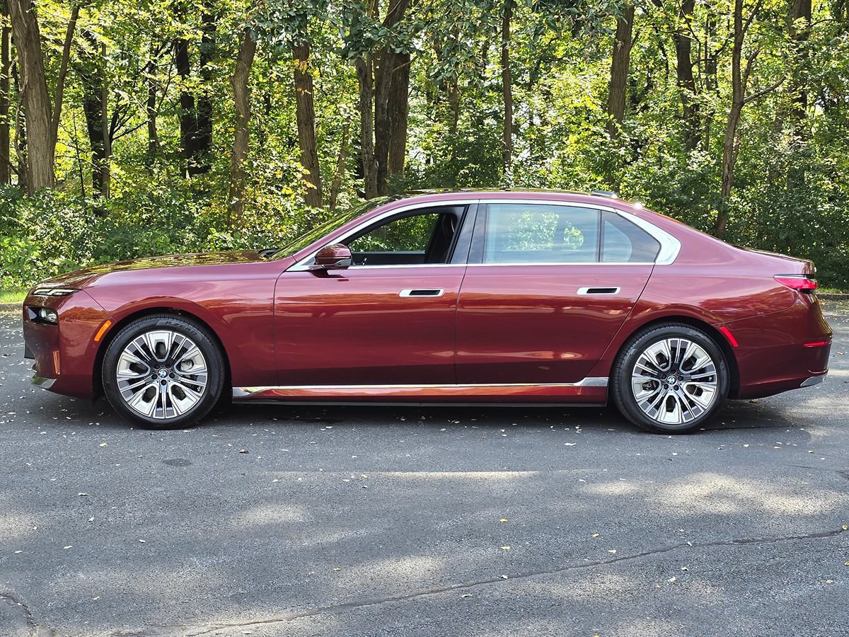 Used 2024 BMW i7 xDrive60 AWD/4WD image 3