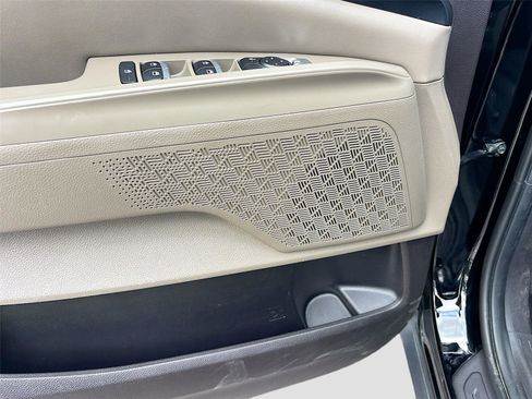 Used 2025 Kia Carnival FWD image 19