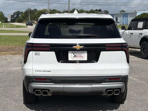 Used 2025 Chevrolet Traverse LT FWD image 7