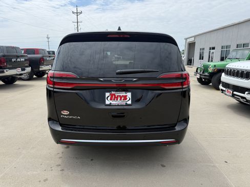 New 2027 Chrysler Pacifica Select FWD image 34