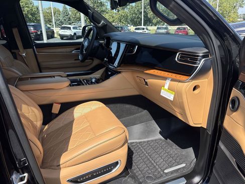 Used 2025 Jeep Grand Wagoneer L Series III w/ Rear Seat Video Group 1 AWD/4WD image 15