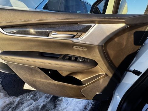 Used 2025 Cadillac XT5 Premium Luxury image 12