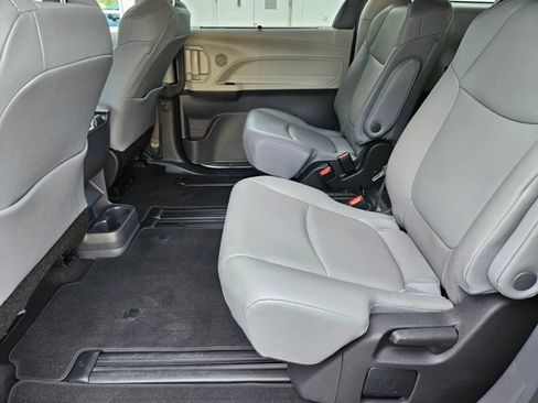 Used 2022 Toyota Sienna XLE FWD image 17