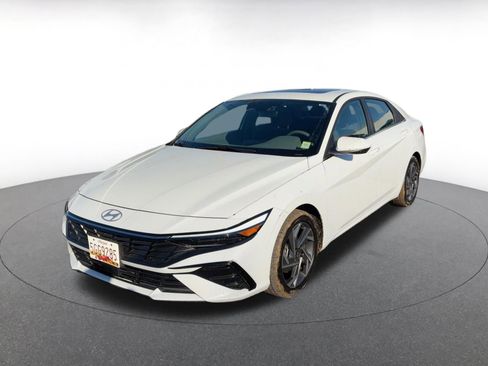 Used 2025 Hyundai Elantra SEL image 3