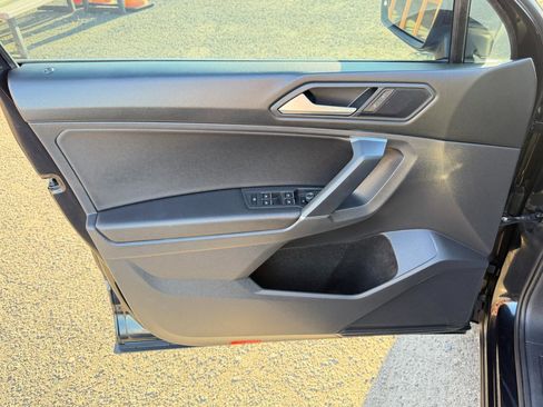 Used 2020 Volkswagen Tiguan SE w/ Panoramic Sunroof Package image 15