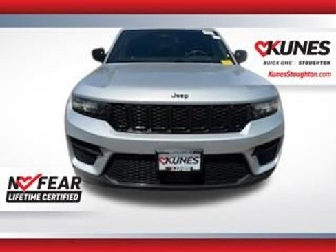 Used 2024 Jeep Grand Cherokee Altitude AWD/4WD image 4