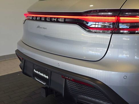 Used 2025 Porsche Macan AWD/4WD image 15