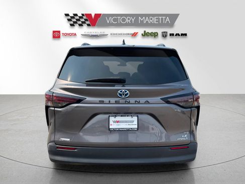 Used 2023 Toyota Sienna LE FWD image 4
