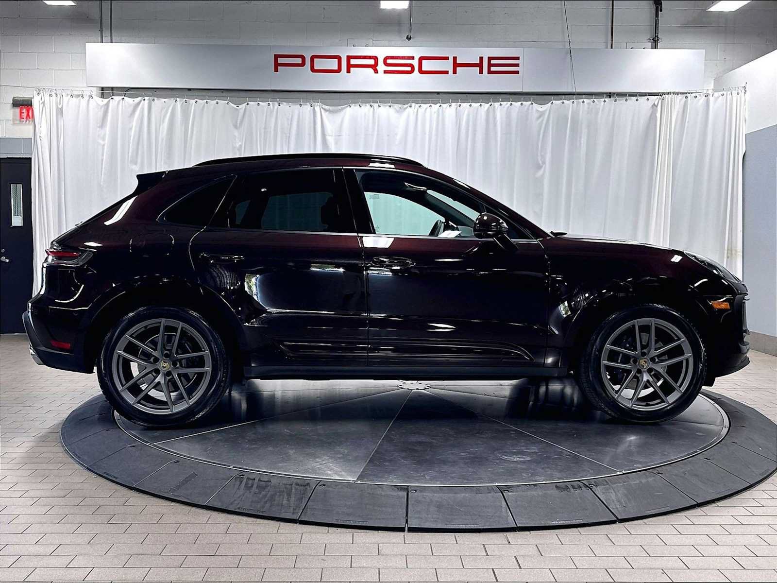 Used 2026 Porsche Macan AWD/4WD image 11