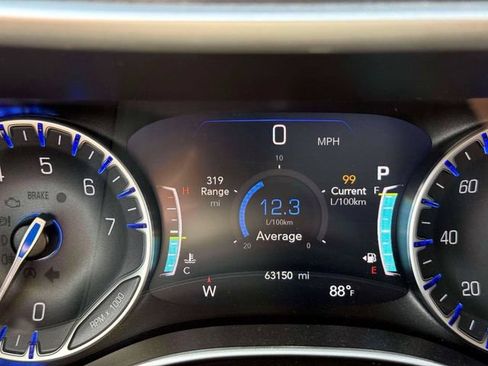 Used 2023 Chrysler Pacifica Touring-L FWD image 34