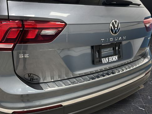 Used 2022 Volkswagen Tiguan SE AWD/4WD image 34