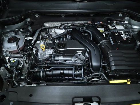 Used 2025 Volkswagen Taos SE image 36