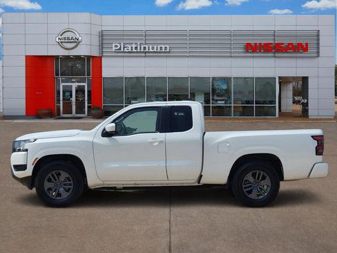 Used 2025 Nissan Frontier SV RWD image 3