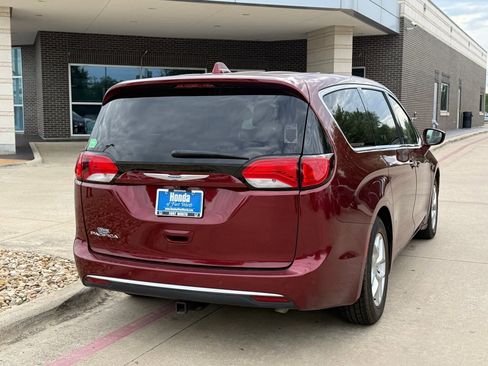 Used 2018 Chrysler Pacifica Touring Plus w/ Tire & Wheel Group FWD image 7