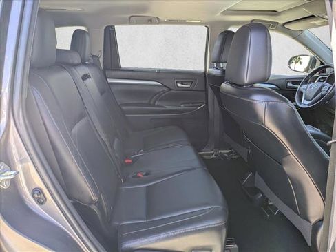 Used 2015 Toyota Highlander XLE image 21