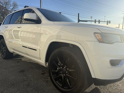 Used 2017 Jeep Grand Cherokee Altitude image 5