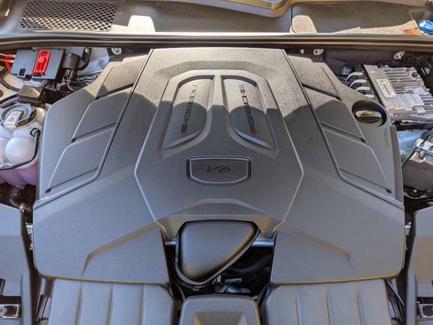 Certified 2025 Porsche Cayenne AWD/4WD image 33