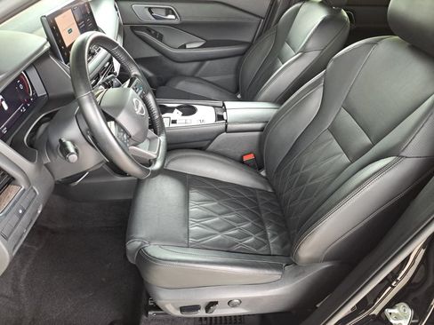Used 2025 Nissan Rogue Platinum FWD image 11
