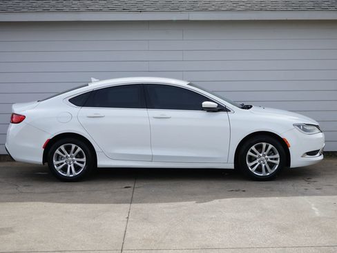 Used 2017 Chrysler 200 Limited Platinum image 2
