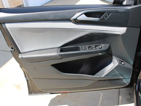 Certified 2022 Volkswagen Taos SEL AWD/4WD image 9
