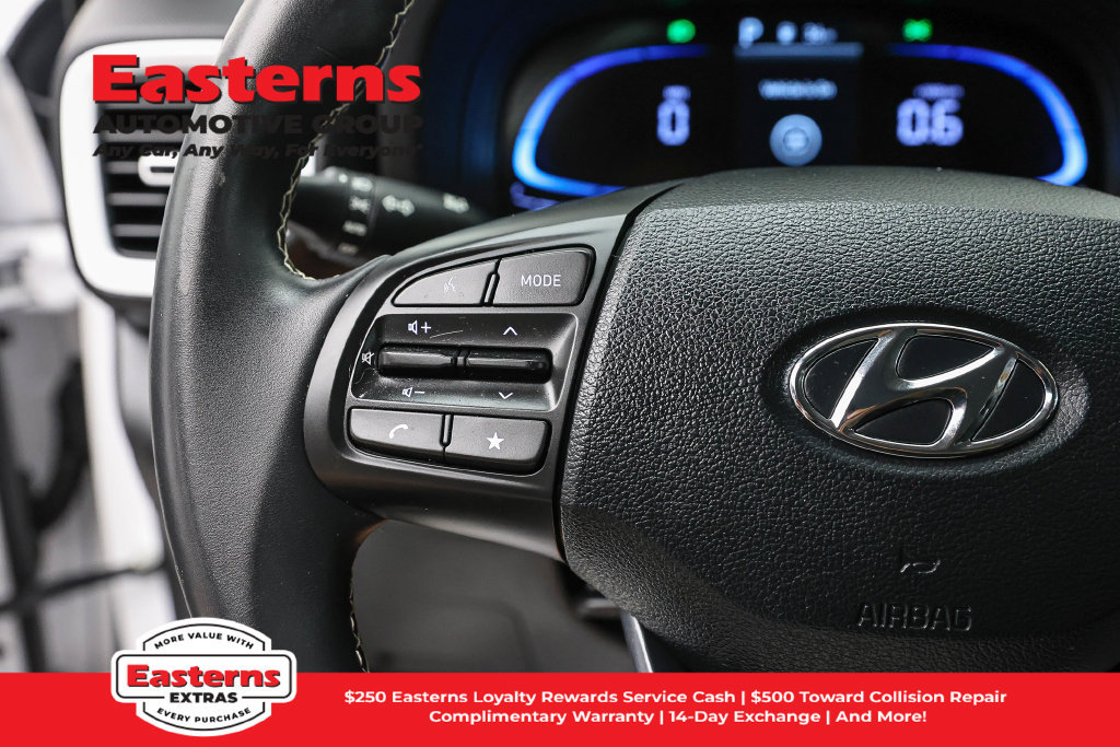 Used 2025 Hyundai Venue Limited FWD image 15