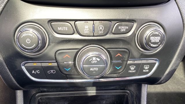 Used 2019 Jeep Cherokee Limited AWD/4WD image 18