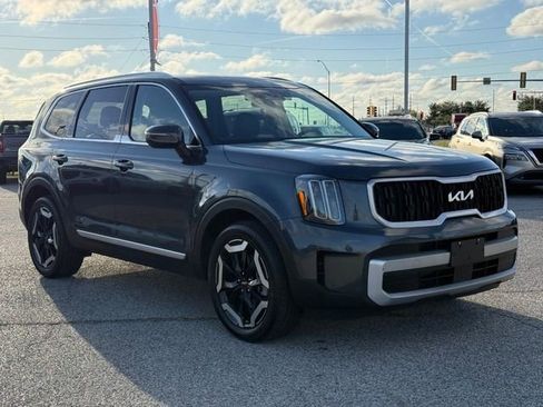 Used 2024 Kia Telluride EX w/ EX Captain's Chair Package image 8