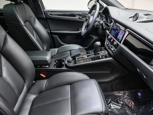 Used 2025 Porsche Macan image 21