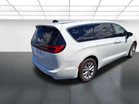 Certified 2025 Chrysler Pacifica Select AWD/4WD image 4