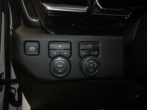 Used 2025 Chevrolet Silverado 2500 LT w/ Convenience Package AWD/4WD image 13