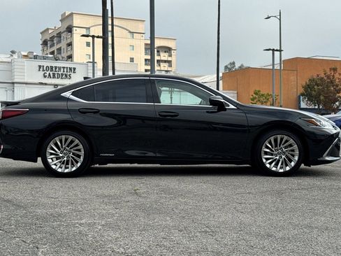 Used 2019 Lexus ES 300h w/ Accessory Package 2 image 3