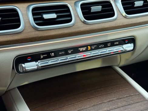 Used 2022 Mercedes-Benz GLS 450 4MATIC image 16