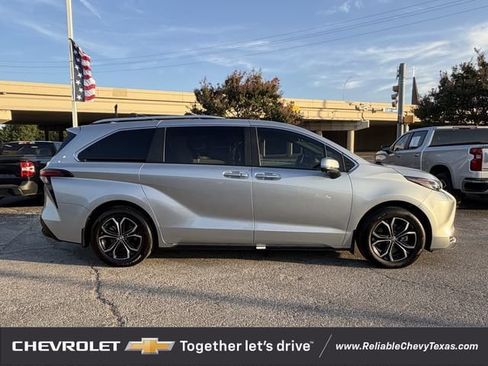 Used 2025 Toyota Sienna Platinum AWD/4WD image 5