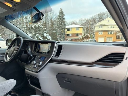 Used 2016 Toyota Sienna XLE w/ XLE Navigation Package image 28