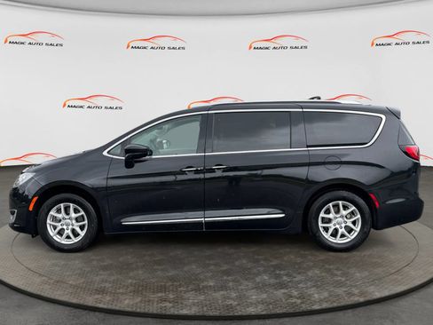 Used 2020 Chrysler Pacifica Touring-L FWD image 7