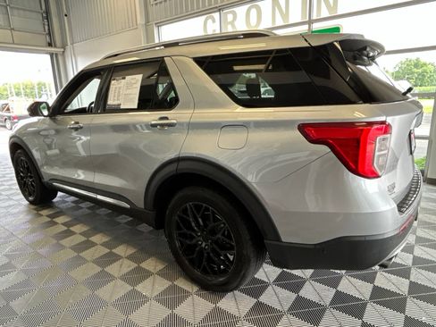 Used 2020 Ford Explorer Platinum w/ Premium Technology Package AWD/4WD image 4