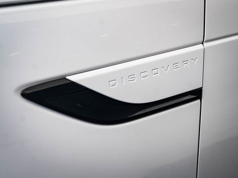 Used 2023 Land Rover Discovery S R-Dynamic image 9