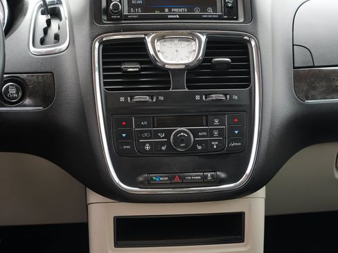 Used 2016 Chrysler Town & Country Touring w/ Driver Convenience Group FWD image 25