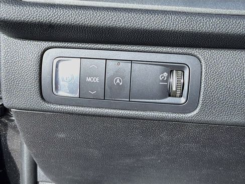 Used 2025 Chevrolet Traverse LT FWD image 35