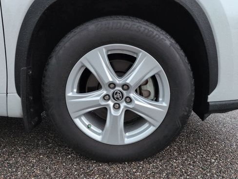 Certified 2024 Toyota Highlander LE FWD image 11