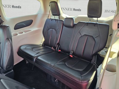 Used 2023 Chrysler Pacifica Touring-L FWD image 32