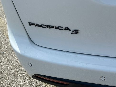 Used 2025 Chrysler Pacifica Limited FWD image 16