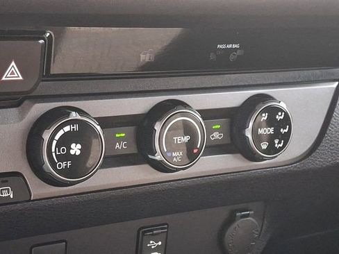 Used 2018 Toyota Tacoma TRD Off-Road image 17