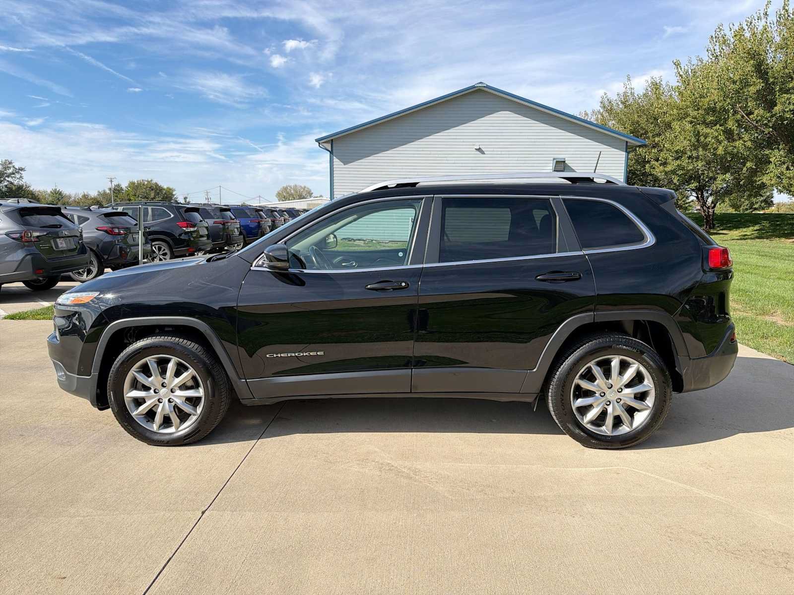 Used 2018 Jeep Cherokee Limited w/ Technology Group AWD/4WD image 3