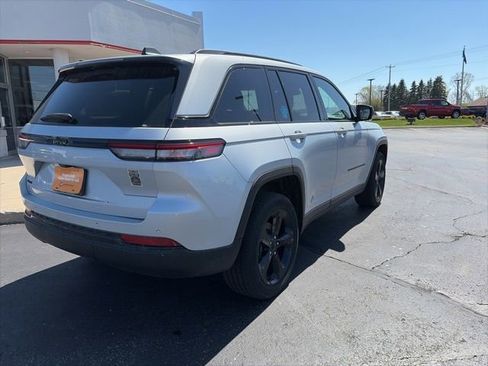 Used 2023 Jeep Grand Cherokee Altitude AWD/4WD image 4